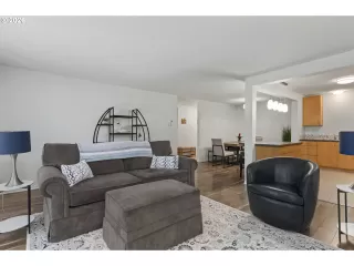 Photo #4: 353531559 Listing