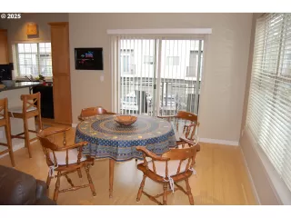 Photo #5: 353537031 Listing