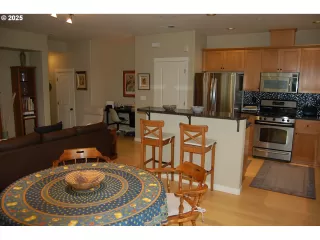 Photo #6: 353537031 Listing