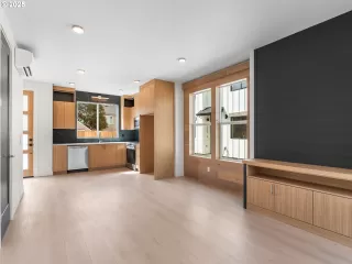 Photo #5: 357619112 Listing