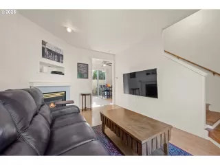 Photo #4: 358129533 Listing