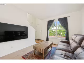 Photo #6: 358129533 Listing