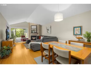 Photo #4: 360801140 Listing