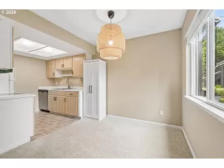 Photo #4: 364686846 Listing