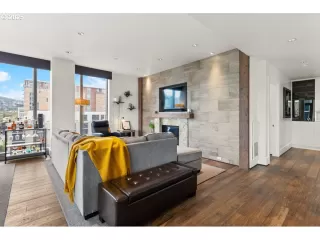 Photo #2: 366763266 Listing