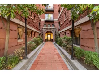 Photo #4: 366783592 Listing