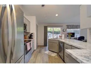 Photo #5: 370745227 Listing