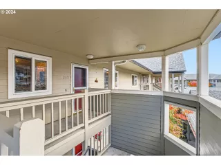 Photo #3: 371122629 Listing