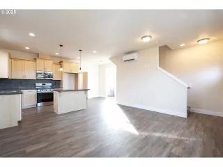 Photo #3: 371400842 Listing 