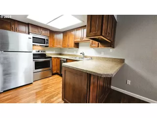 Photo #4: 374036122 Listing