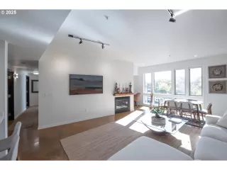 Photo #4: 374229539 Listing 