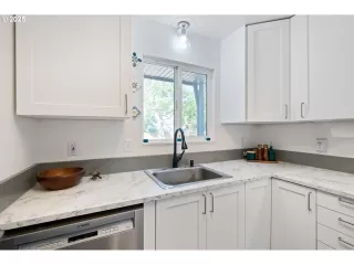 Photo #5: 377874394 Listing 