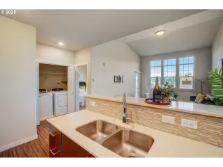 Photo #4: 383651008 Listing 