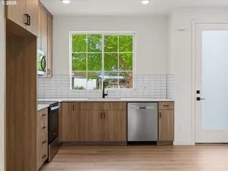Photo #4: 387983328 Listing