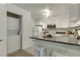 Photo #2: 389879553 Listing 