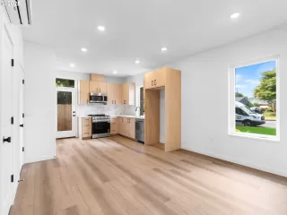 Photo #4: 390068103 Listing