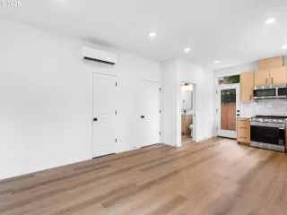 Photo #5: 390068103 Listing