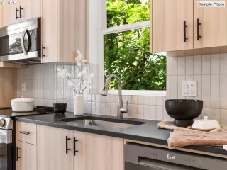 Photo #6: 392160225 Listing 