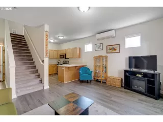 Photo #4: 392352444 Listing