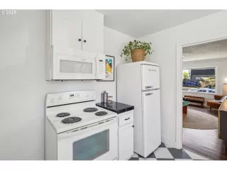 Photo #6: 393423962 Listing