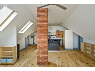 Photo #2: 400131153 Listing 