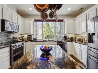 Photo #3: 400284623 Listing