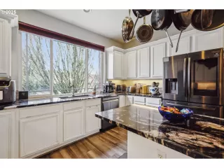 Photo #4: 400284623 Listing