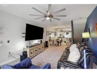 Photo #6: 400284623 Listing