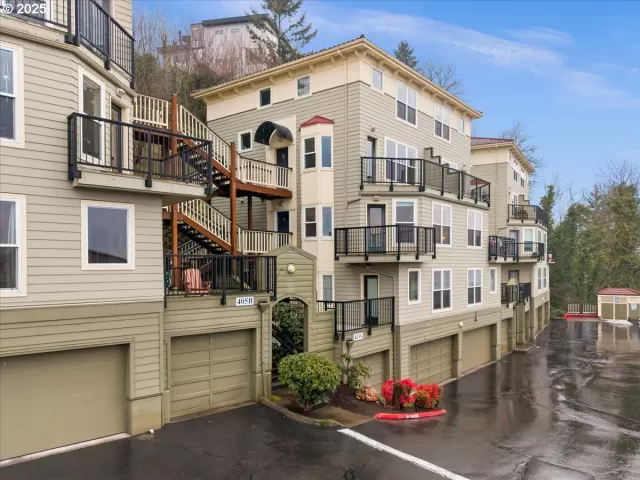 MLS: 400978352 Condo For Sale