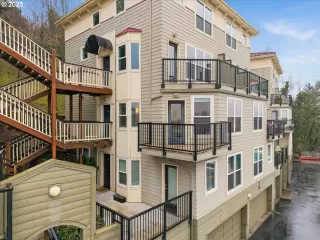 Photo #1: 400978352 Listing 