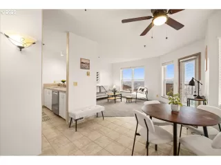 Photo #5: 400978352 Listing 