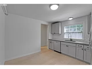 Photo #3: 406999198 Listing