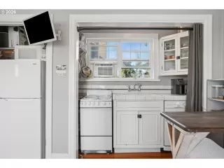 Photo #4: 407764223 Listing 