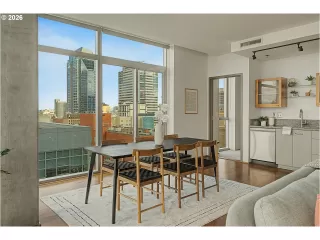 Photo #4: 408767145 Listing