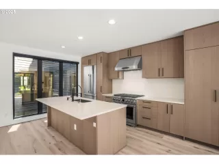 More Details about MLS # 408886256 : 2817 NW THURMAN ST 7A