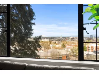 Photo #5: 409435980 Listing 