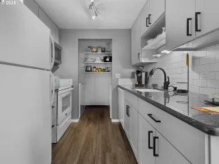 Photo #4: 409540016 Listing 