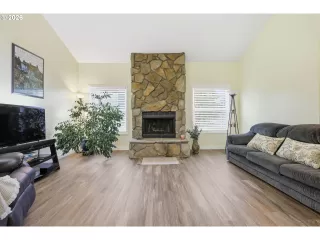 Photo #3: 412061592 Listing