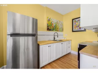 Photo #5: 413171928 Listing