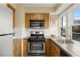 Photo #4: 413294895 Listing