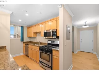 Photo #5: 415264130 Listing