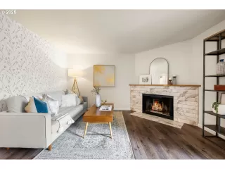 Photo #1: 416588094 Listing