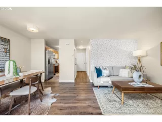 Photo #3: 416588094 Listing