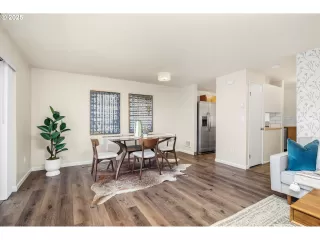 Photo #5: 416588094 Listing