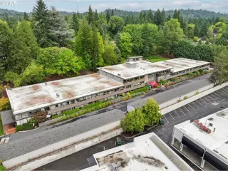 Photo #4: 416741282 Listing