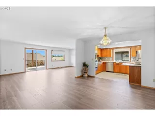 Photo #5: 416880522 Listing 