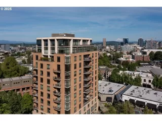 Photo #2: 420576390 Listing