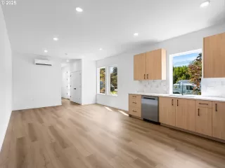 Photo #4: 421509325 Listing