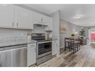 Photo #1: 422195323 Listing