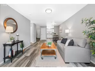 Photo #6: 422195323 Listing